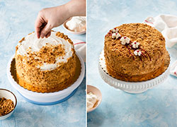 پوشاندن سطح کیک عسلی روسی با پودر بیسکویت‌های مازاد 