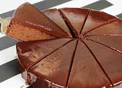 کیک شکلاتی را به راحتی می‌توانید در خانه تهیه کنید