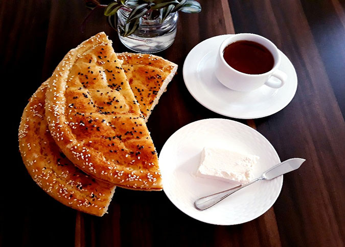نان روغنی یکی از نان های خوشمزه تبریزی به شمار می‌رود.